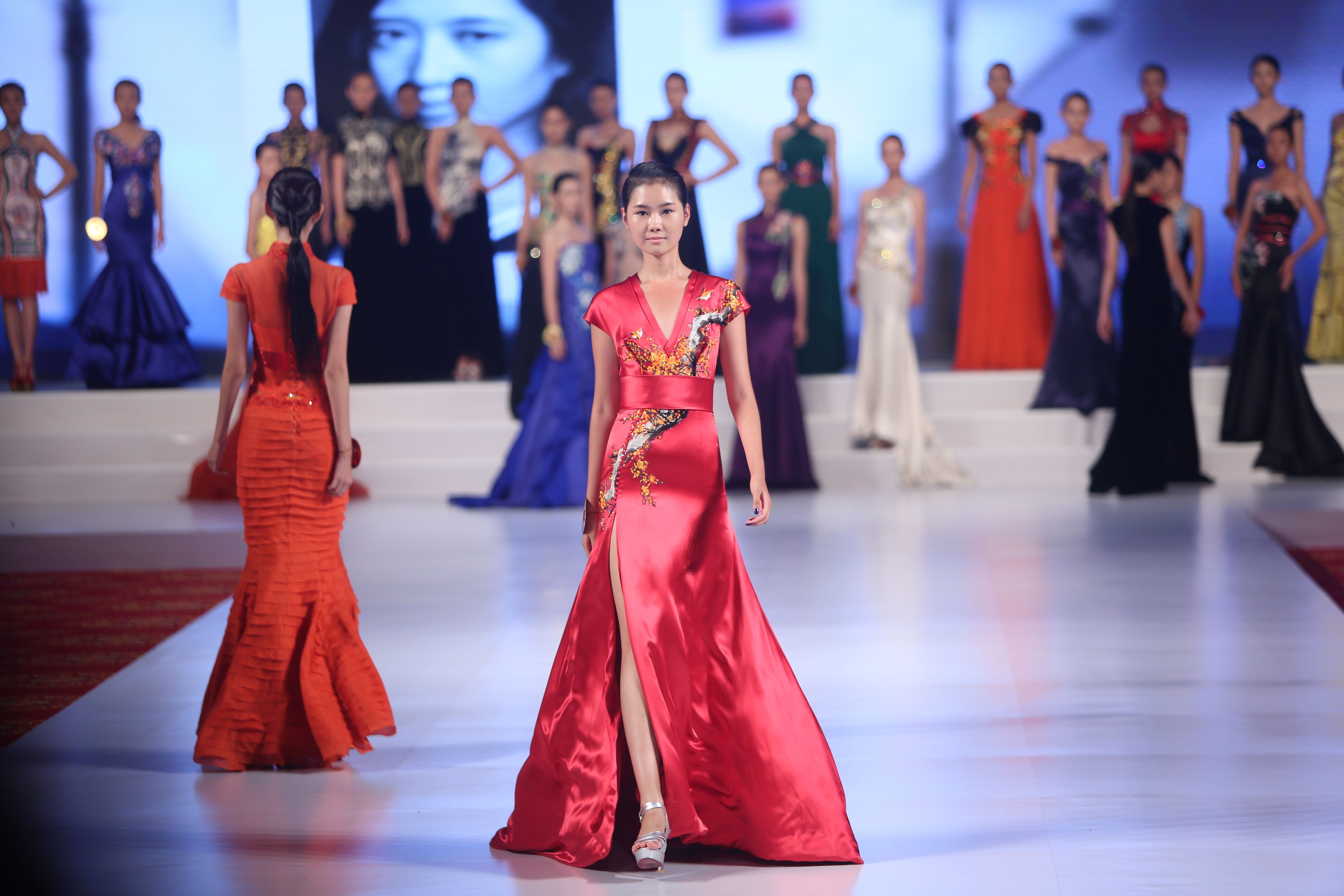 禮儀模特形體表現(xiàn)力的兩大構(gòu)成因素？_上海禮儀模特經(jīng)紀公司_上海家銘文化傳媒