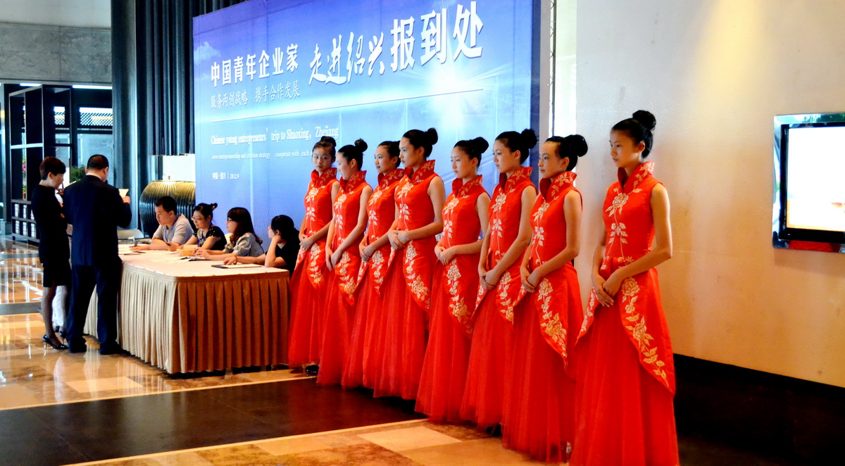 迎賓禮儀在會(huì)議中接待的注意事項(xiàng)？_上海禮儀模特經(jīng)紀(jì)公司_上海家銘文化傳媒